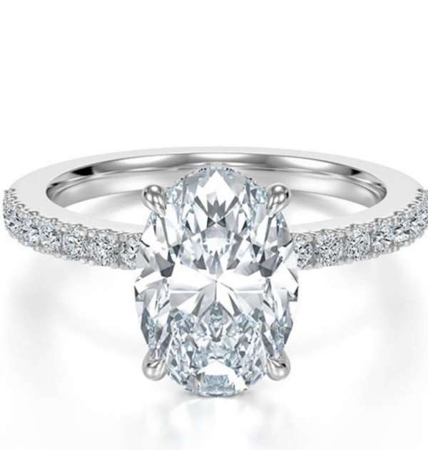 Oval Cut Diamond Settings and Shoulder Diamonds